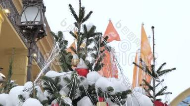 用玩具装饰的圣诞树。 暴风雪中它站在街上。 特写镜头。